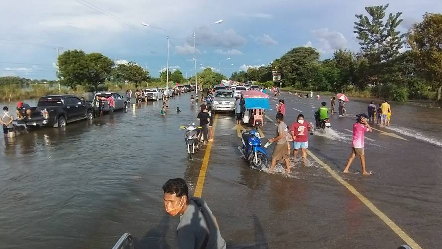 ปชช.แห่เล่นน้ำท่วมถนนบายพาส สุโขทัย-ตาก แม่ค้าตั้งแผงขายของกินคึกคัก