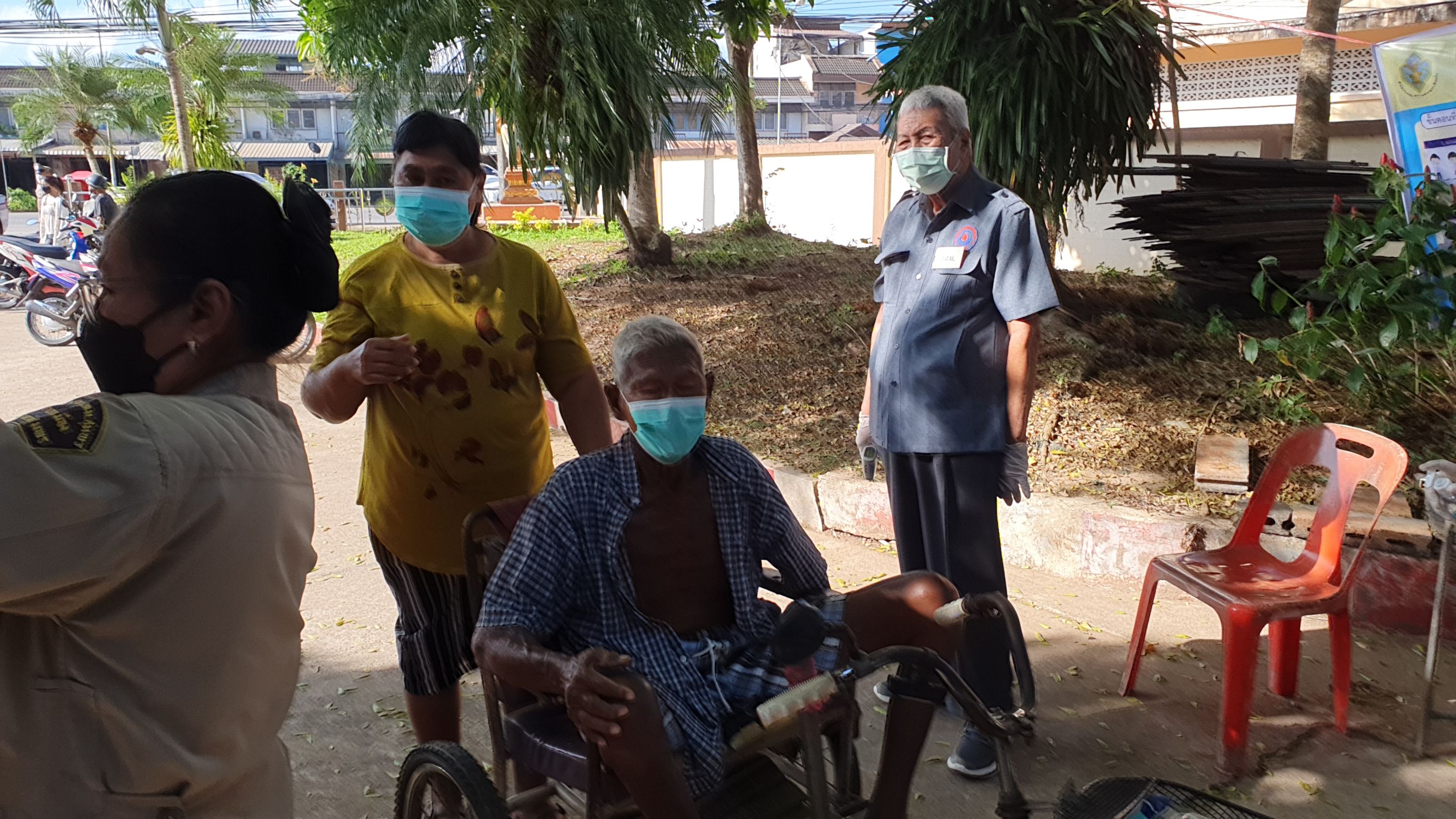 ควรเอาอย่าง! "ชายพิการ" นั่งวีลแชร์ใช้สิทธิ์เลือกตั้งซ่อม ส.ส.เขต 1 ชุมพร