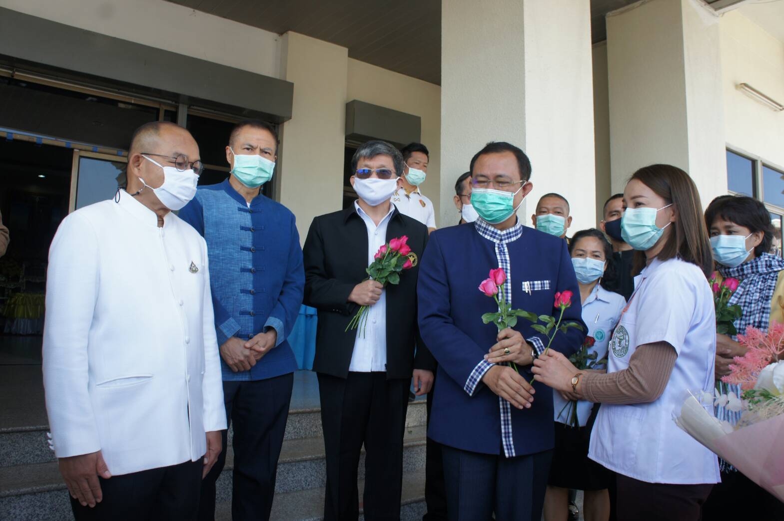 พ่อเมืองยโสธร มอบดอกไม้ส่งทีมแพทย์ฉุกเฉินร่วมปฏิบัติหน้าที่โรงพยาบาลสนามสมุทรสาคร 