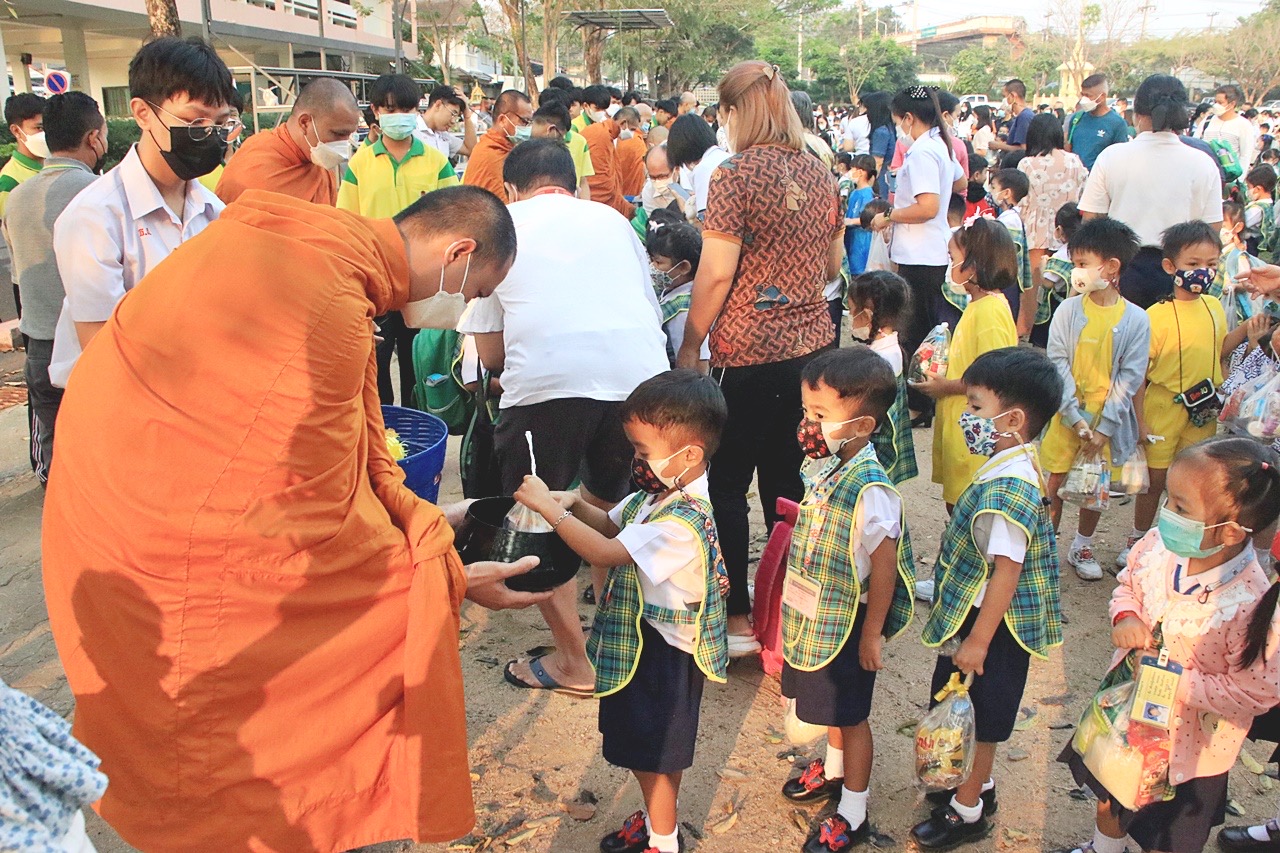 รร.ธัมมสิริศึกษา นำนักเรียนร่วมทำบุญใส่บาตร เพื่อส่งเสริมและสืบทอดพระพุทธศาสนา