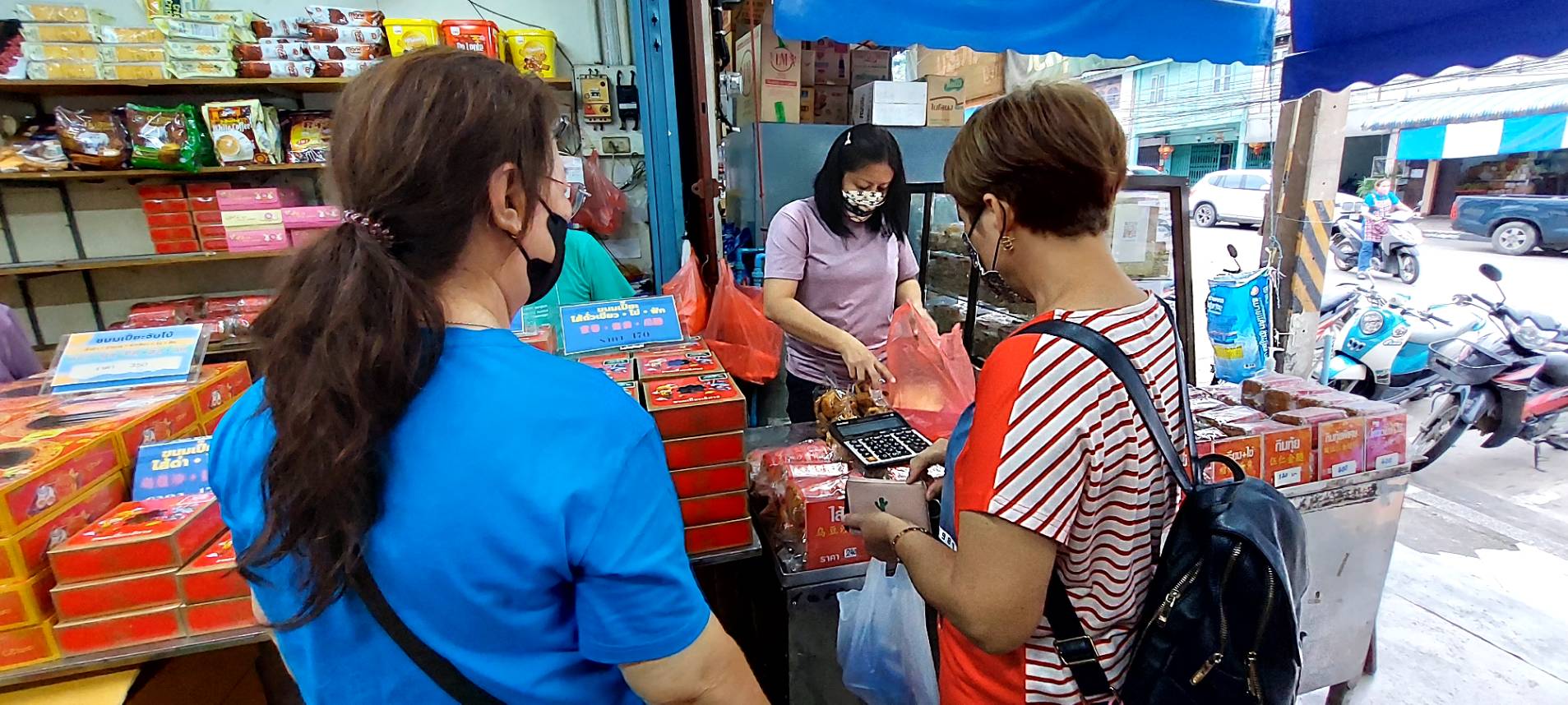 คึกคัก!! ชาวมาเลเซียแห่ซื้อขนมวันไหว้พระจันทร์  หลังเปิดประเทศดันยอดขายพุ่ง 