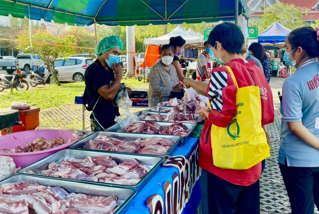 ชาวสุราษฎร์แห่ซื้อเนื้อหมูราคาถูกตลาดนัดหน้าศาลากลาง 