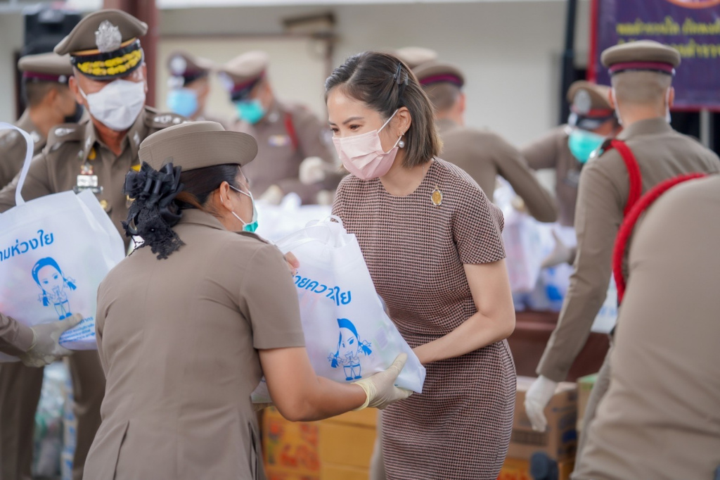 "จิตภัสร์" นำทีมเลือดใหม่ ปชป. มอบถุงยังชีพช่วยชาวบ้านย่านลาดพร้าว-บึงกุ่ม การันตี "เฉลิมชัย" เคลียร์ชัดทุกข้อกล่าวหาฝ่ายค้าน