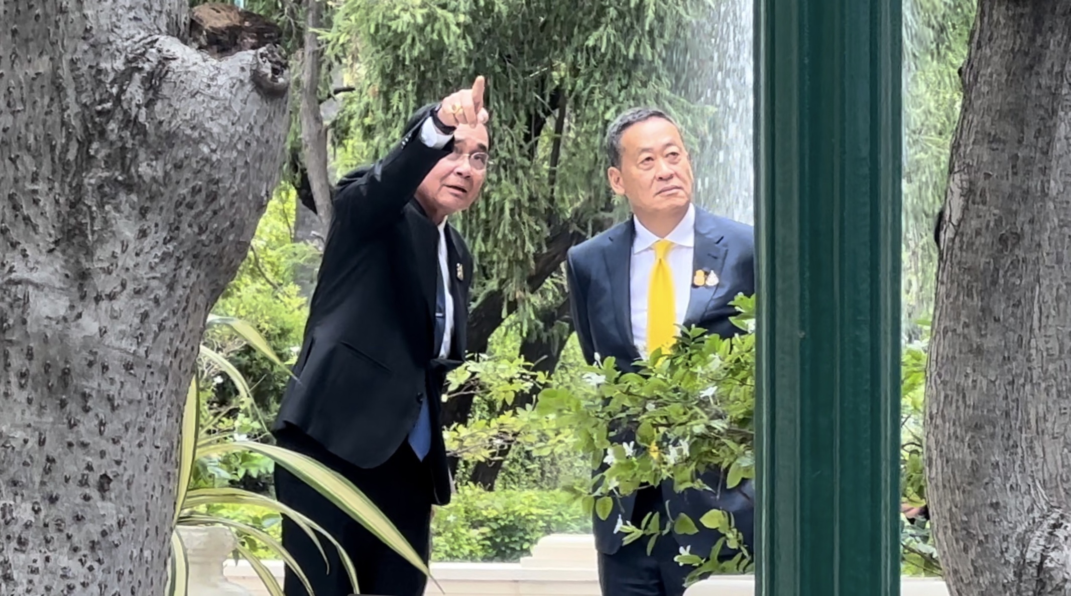 ชื่นมื่น ! “บิ๊กตู่” ควง “ เศรษฐา” พูดคุยก่อนพาชมตึกไทยคู่ฟ้า-ตึกภักดีบดินทร์