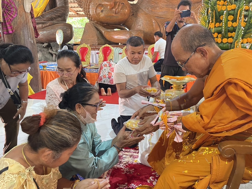 หลวงพ่อแจกข้าวเหนียวมะม่วง-ผลไม้ แทนวัตถุมงคล ญาติโยมอิ่มบุญ อิ่มท้อง  