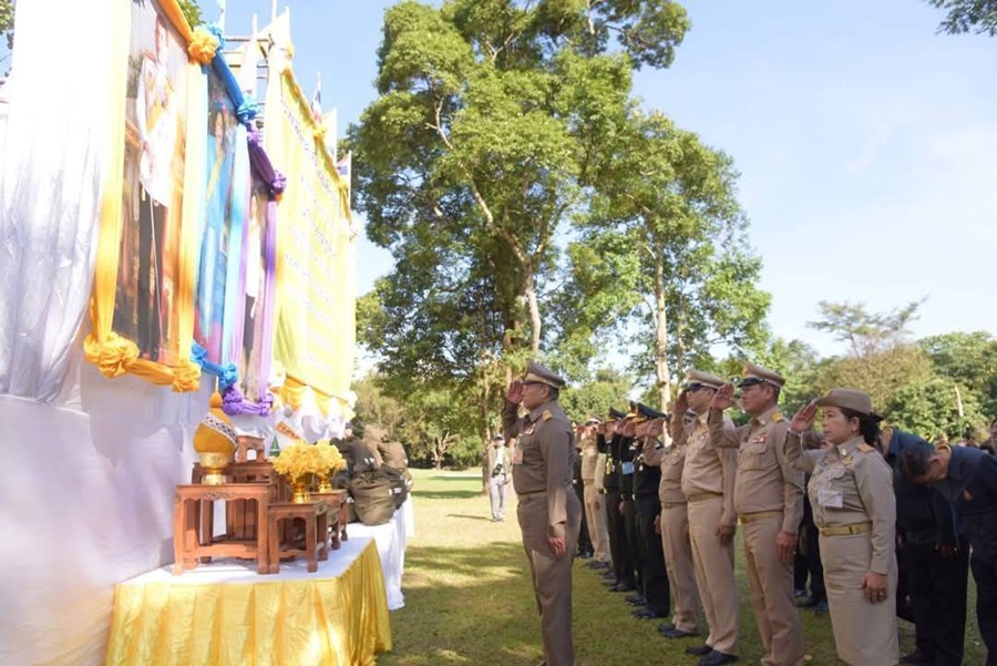 องคมนตรีเชิญถุงพระราชทานมอบแก่ราษฎรและเจ้าหน้าที่ ติดตามโครงการอันเนื่องมาจากพระราชดำริในพื้นที่จ.พะเยา