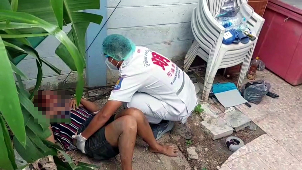 หัวอกแม่! ปีนห้องส่องดูลูกพบผูกคอตาย ตกใจพลัดตกกระแทกพื้นสาหัส