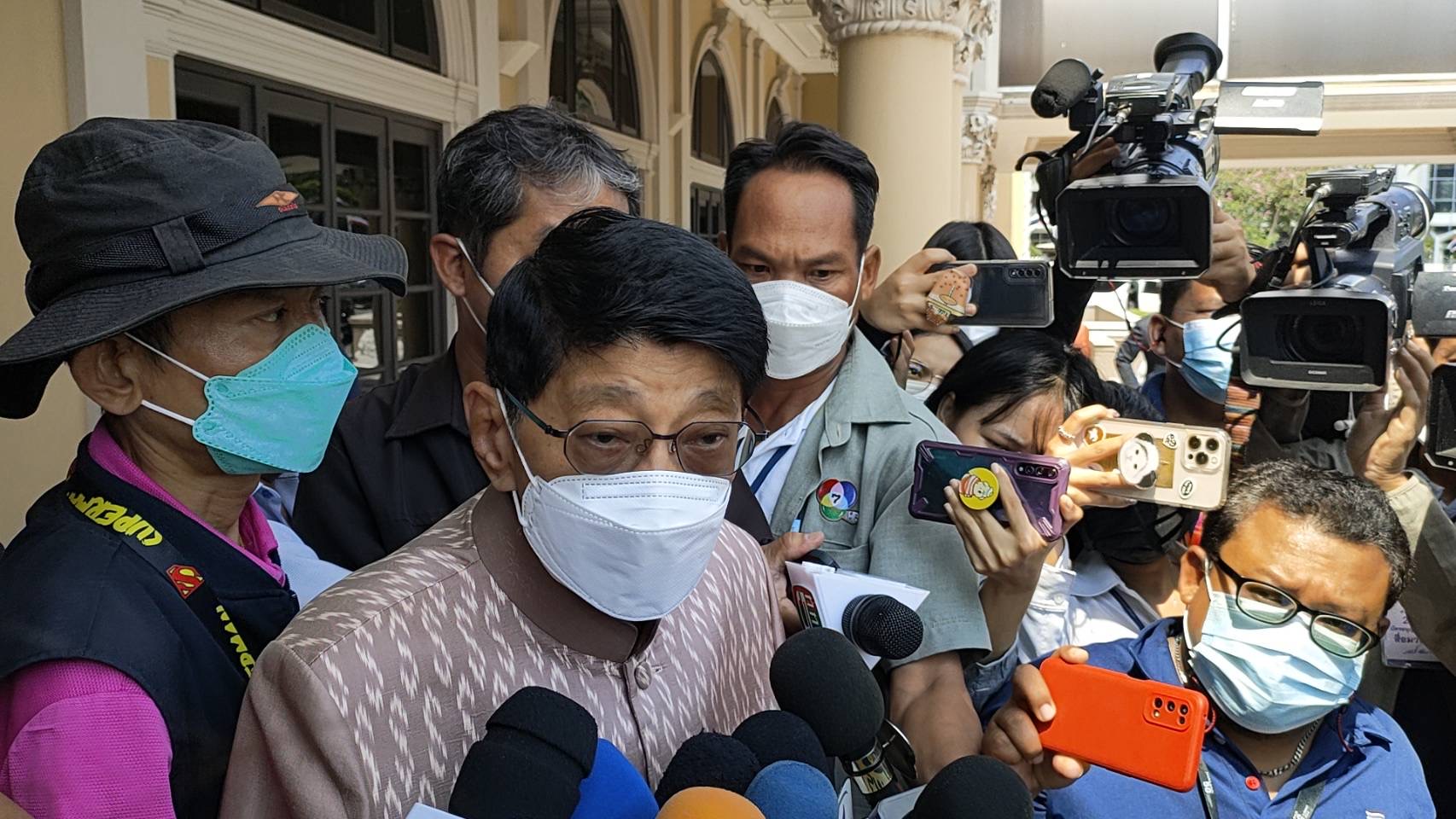 “วิษณุ” บอก ดี หลัง “กกต.” นำจำนวนคนที่ไม่มีสัญชาติไทยมาคำนวณแบ่งเขตลต. ส่งศาลรธน.วินิจฉัย ชี้ไม่เกี่ยวยุบสภาฯ ยัน ไม่ใช่การถ่วงเวลา ลต.