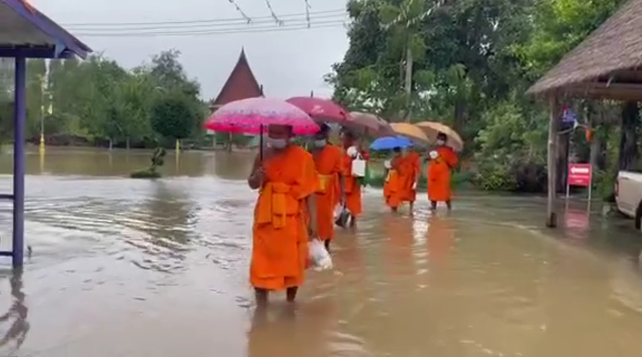 พิจิตรฝนตกหนักน้ำเอ่อล้นคลองท่วมวัดสำนักขุนเณรพระลุยน้ำบิณฑบาตรญาติโยมลุยน้ำทำบุญ