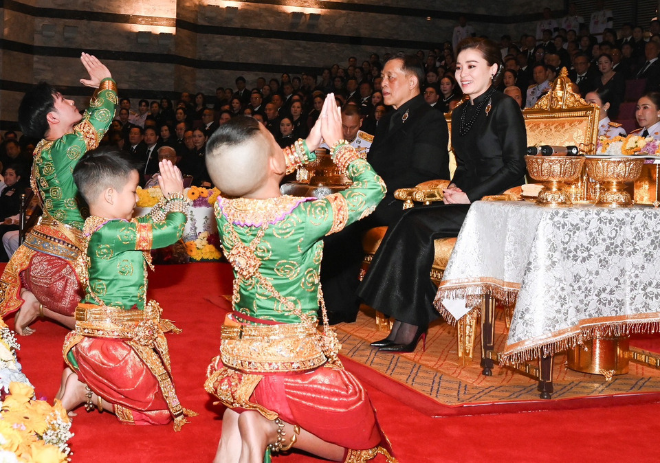 "ในหลวง-พระราชินี" ทอดพระเนตร การแสดงโขนมูลนิธิส่งเสริมศิลปาชีพฯ  รอบปฐมทัศน์ ตอน “สัตยาพาลี” สืบสานพระราชปณิธาน “พระพันปีหลวง”