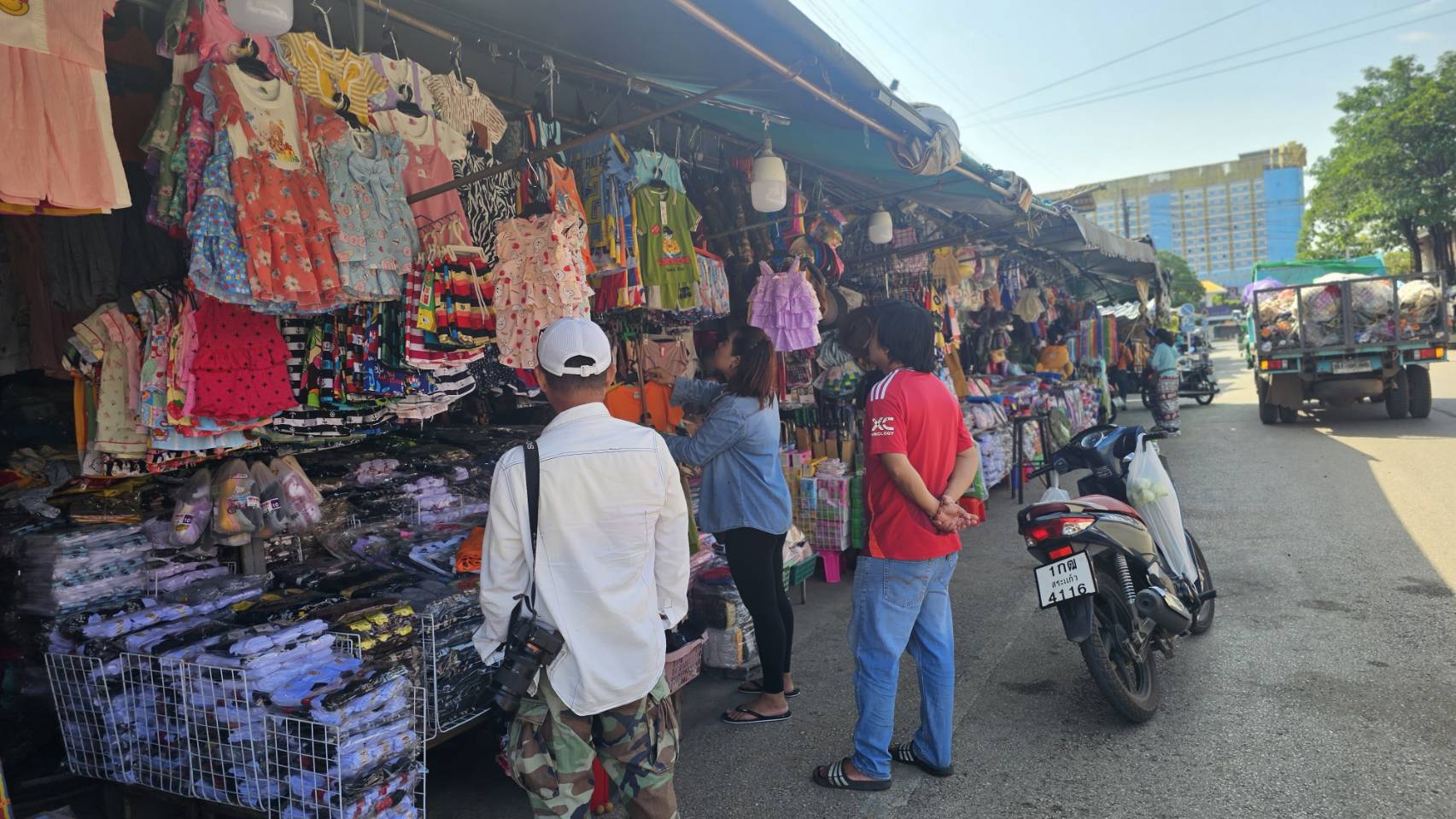 บรรยากาศตลาดโรงเกลือเริ่มฟื้น หลังผ่อนผันแรงงานกัมพูชาอยู่ต่อได้ 6 เดือน-ร้านค้ากลับมาเปิดเพิ่ม แต่ยังไร้ลูกค้า