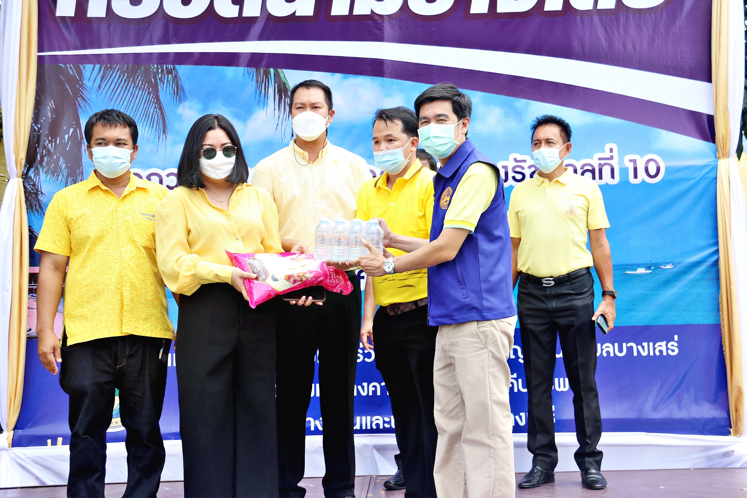 นอภ.สัตหีบ เปิดครัวสนามแบ่งปันน้ำใจสู้ภัยโควิด 19  บางเสร่