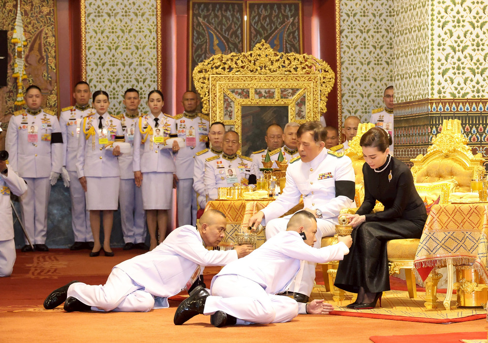"ในหลวง-พระราชินี" เสด็จฯ ทรงบำเพ็ญพระราชกุศลในการพระราชพิธีสงกรานต์ ณ พระบรมมหาราชวัง 
