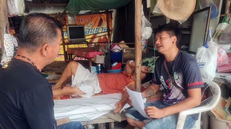 หลานชายนำคลิปร้องสื่อ ย่าวัย 77 ปี ถูกรถกระบะพุ่งชนแล้วขับหลบหนี คดีไม่คืบ!!