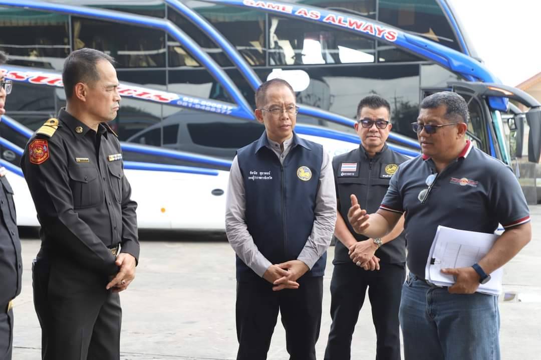 ขนส่งจังหวัดอ่างทองลงพื้นที่ตรวจสอบระบบความปลอดภัยรถโดยสารไม่ประจำทาง 