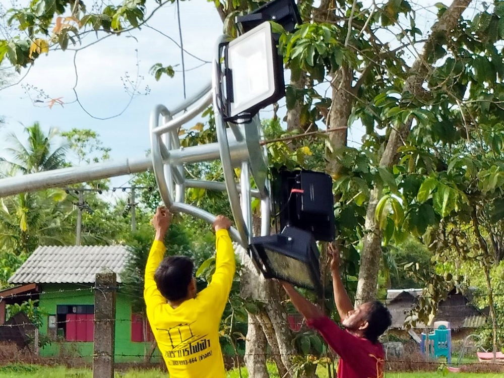 รองผู้ว่าฯตรัง รุดตรวจติดตั้งไฟฟ้าส่องสว่างบ้านเกาะมุกด์ เพิ่มมาตรฐานรักษาความปลอดภัย นทท.