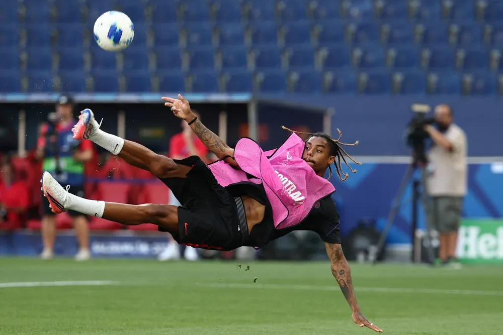 Afp  20260811  C4 E M4 Fq  V1  High Res  Fbl Eur Supercup Psg Aston Villa Training