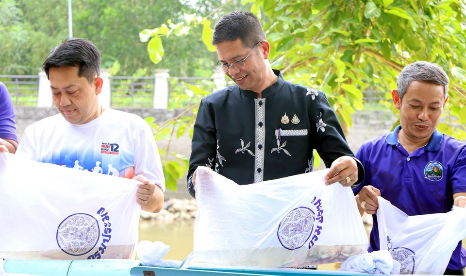 สายสัมพันธ์สองเมือง! ชมรมมิตรเมืองลุงสตูล ร่วมผู้ว่าฯ ปล่อยปลา 2 หมื่นตัว สร้างอาหารชุมชน