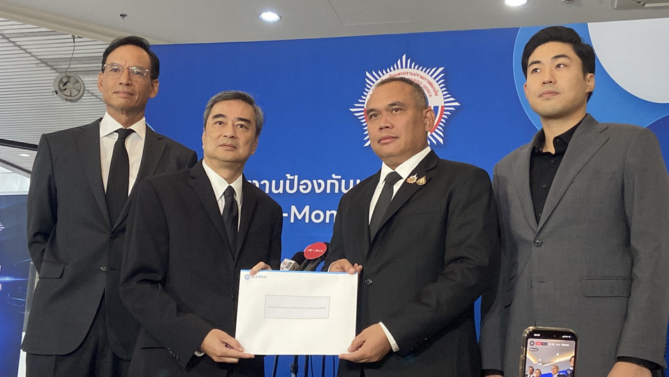 “อภิสิทธิ์” ยื่น ปปง. สอบอดีตรัฐมนตรี–อดีตรัฐบาล เอี่ยวสแกมเมอร์ หลังพบดีลมูลค่าล้านเท่า เชื่อมโยงบ.พลังงานใหญ่–ว่านปมขัดแย้งกัมพูชา