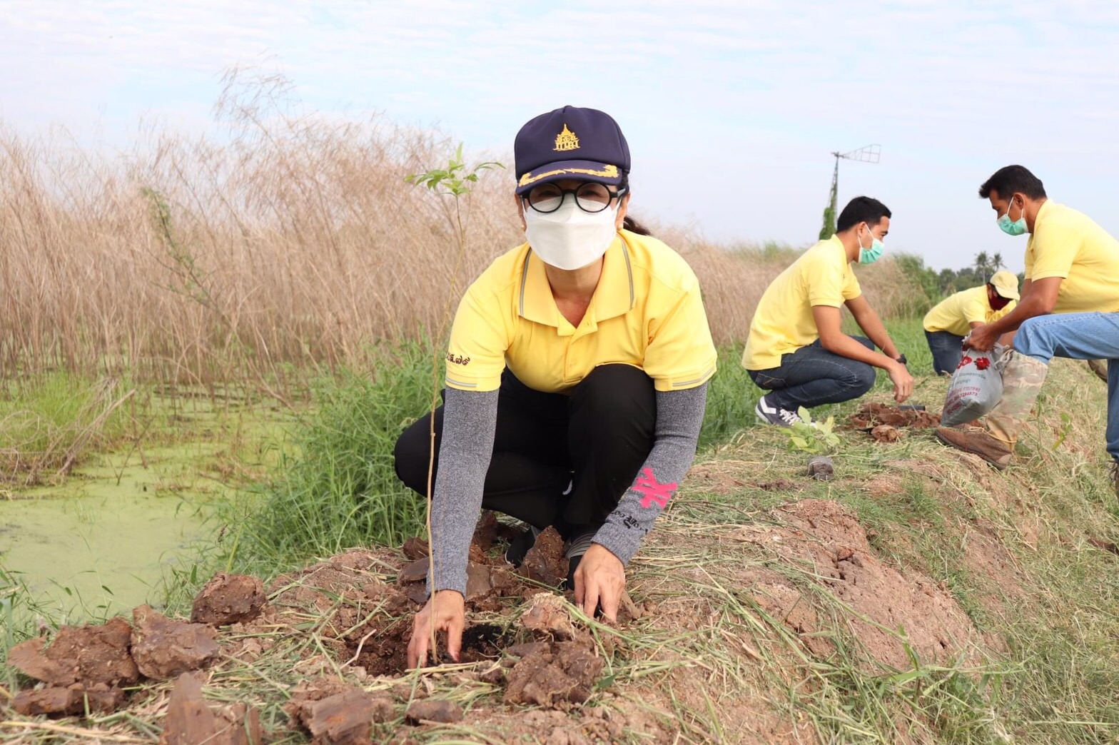 ศูนย์วิจัยและพัฒนาการเพาะเลี้ยงสัตว์น้ำจืดอ่างทอง  ปลูกต้นไม้น้อมรำลึกพระมหากรุณาธิคุณ ร.9 เนื่องในวันดินโลก