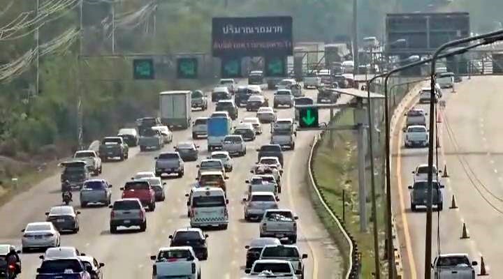 จราจรสงกรานต์ถนนมิตรภาพรถติดหนึบ ต้องเปิดช่องทางพิเศษ