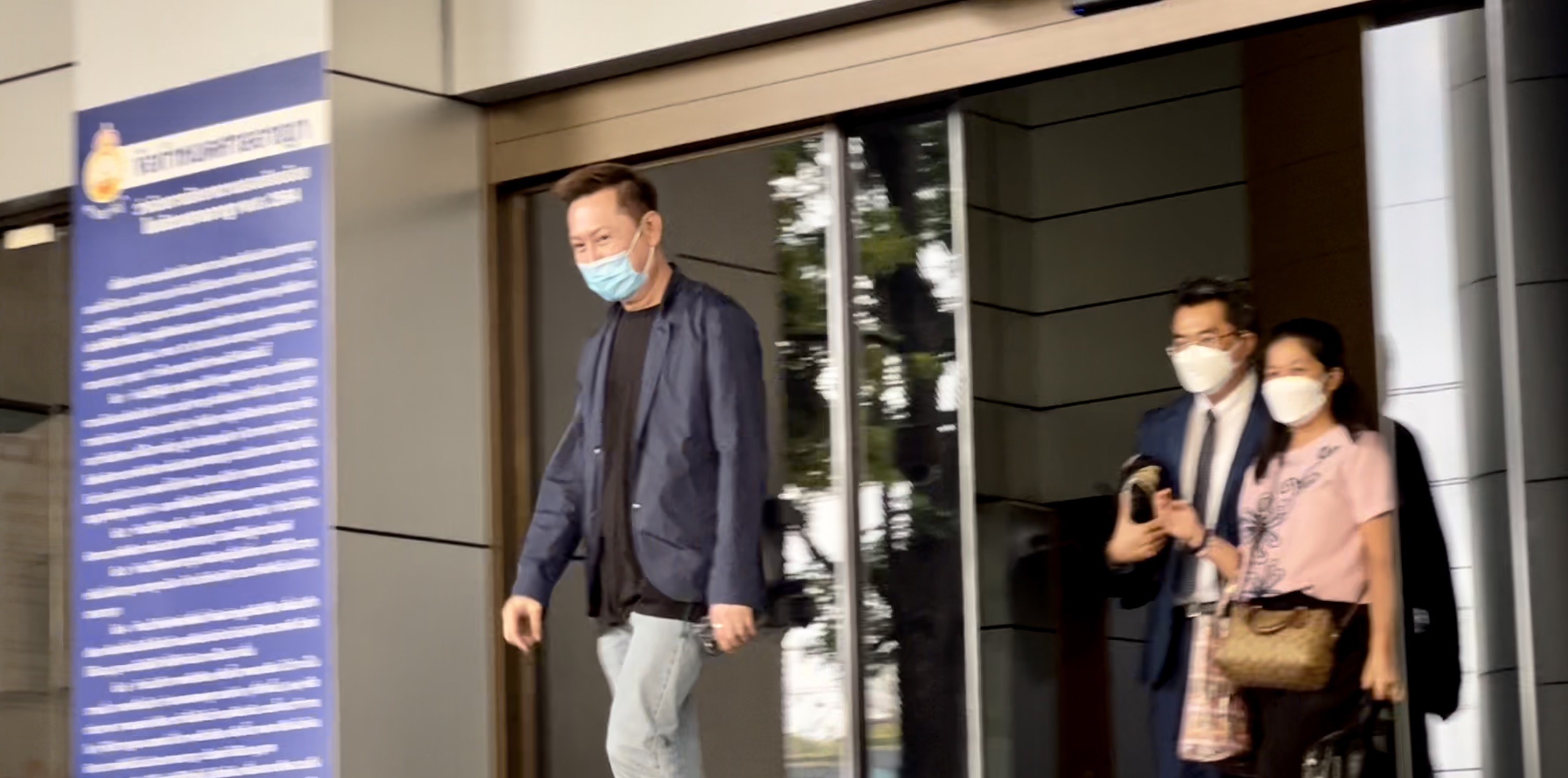   'สนธิญา'ถอนฟ้อง'ณวัฒน์'คดีหมิ่นฯ หลังศาลไกล่เกลี่ยตกลงกันด้วยดี 