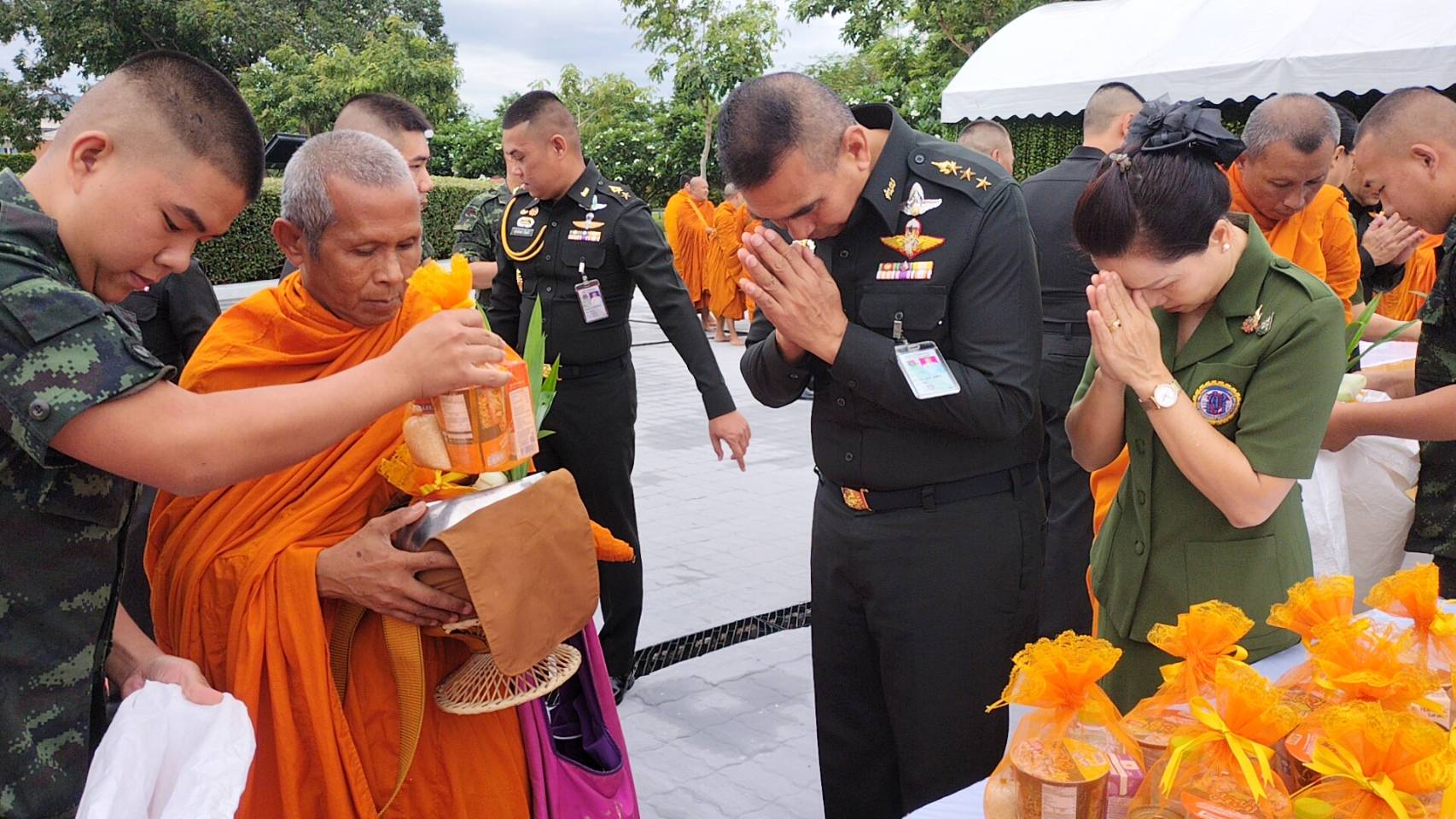 ศูนย์การบินทหารบก ค่ายสมเด็จพระศรีนครินทรา ทำบุญตักบาตร เนื่องในวันคล้ายวันสวรรคตสมเด็จย่า