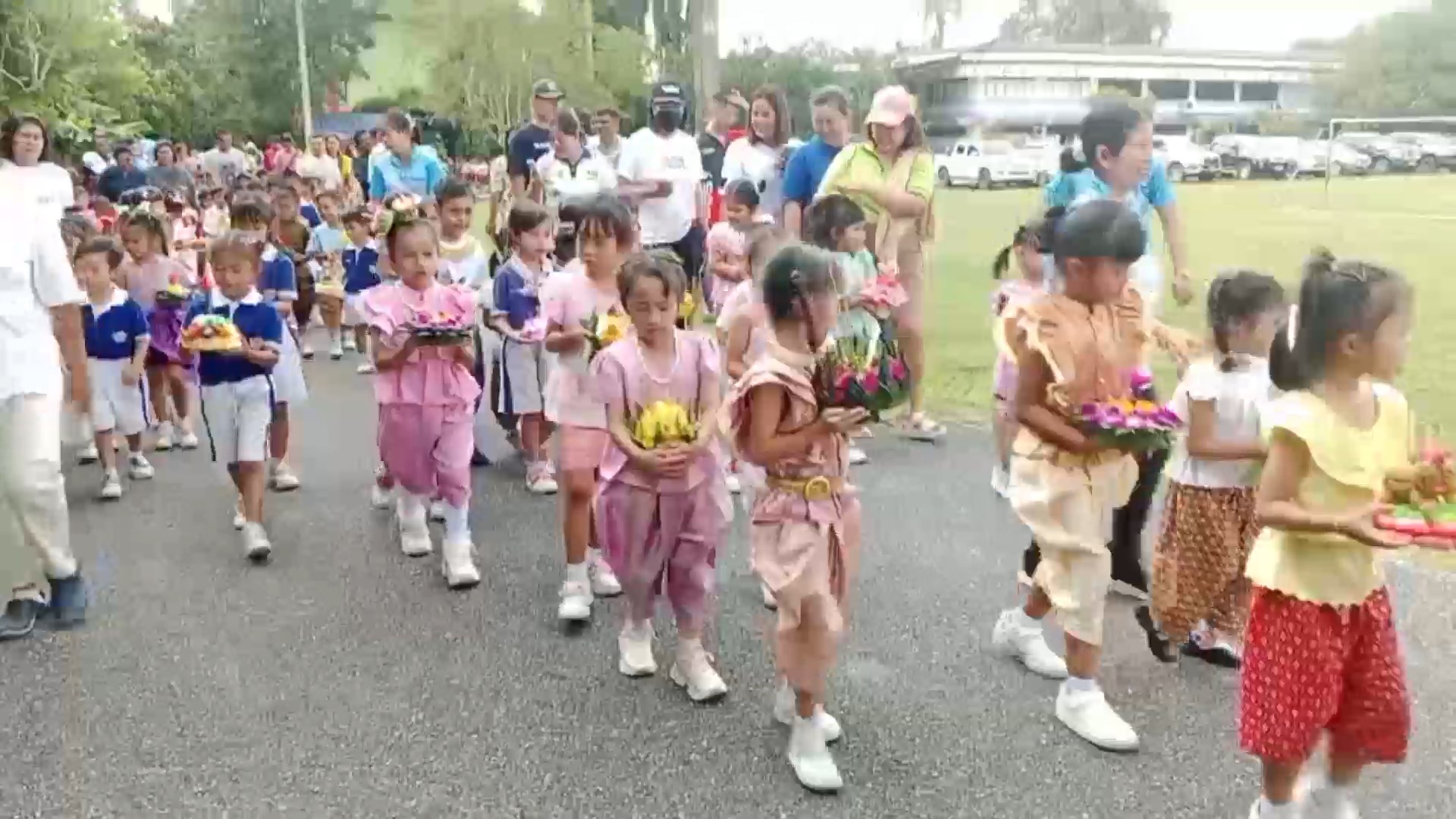 โรงเรียนวงวิทย์คลองแงะ นำเด็กอนุบาล-ประถม สืบสานประเพณีลอยกระทง