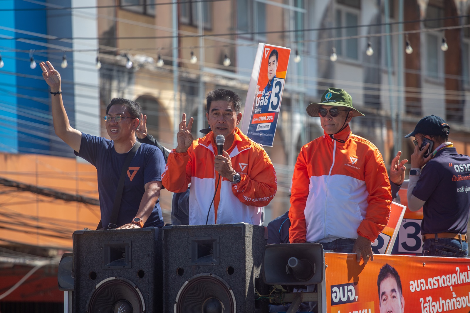 วันแรกของปี 68 "วิโรจน์"นำทีม หาเสียง นายก อบจ.ตราด