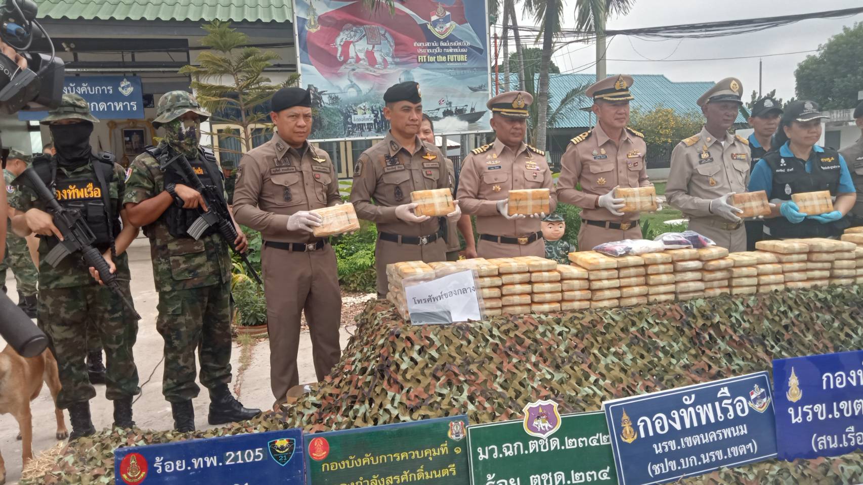 จับกุมผู้ต้องหาพร้อมของกลางยาบ้า 8 แสนเม็ดพาดำเนินการตามกฎหมาย