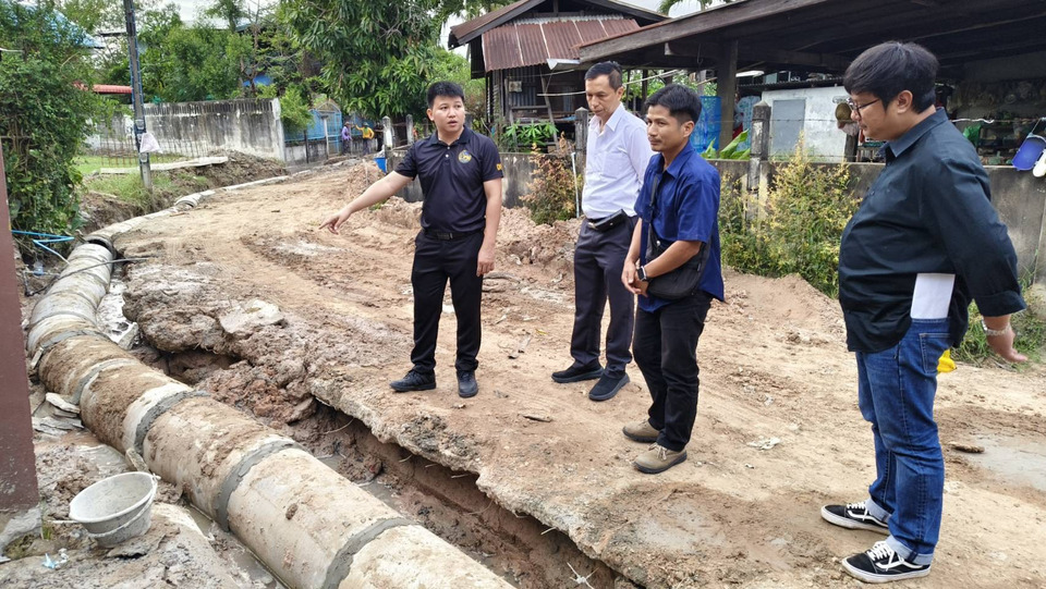อำเภอเมืองศรีสะเกษลงพื้นที่ด่วน! ตรวจแก้ปัญหาถนน-ท่อระบายน้ำ หลังชาวบ้านร้องเดือดร้อน 