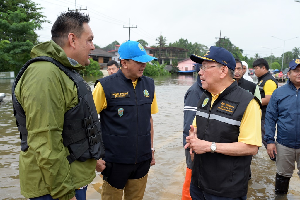 "รมช.อิทธิ" ลงใต้เยี่ยมผู้ประสบภัยน้ำท่วม พร้อมมอบถุงยังชีพชาวบ้านปะลุกา