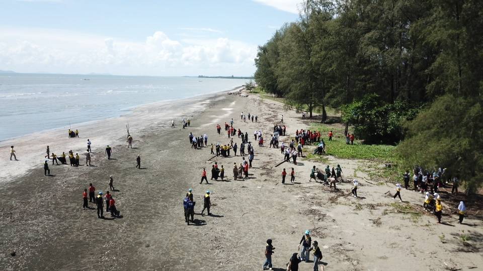 ศรชล.สตูล รวมพลังจิตอาสา-เยาวชน ฟื้นฟูหาดราไว เฉลิมพระเกียรติฯ