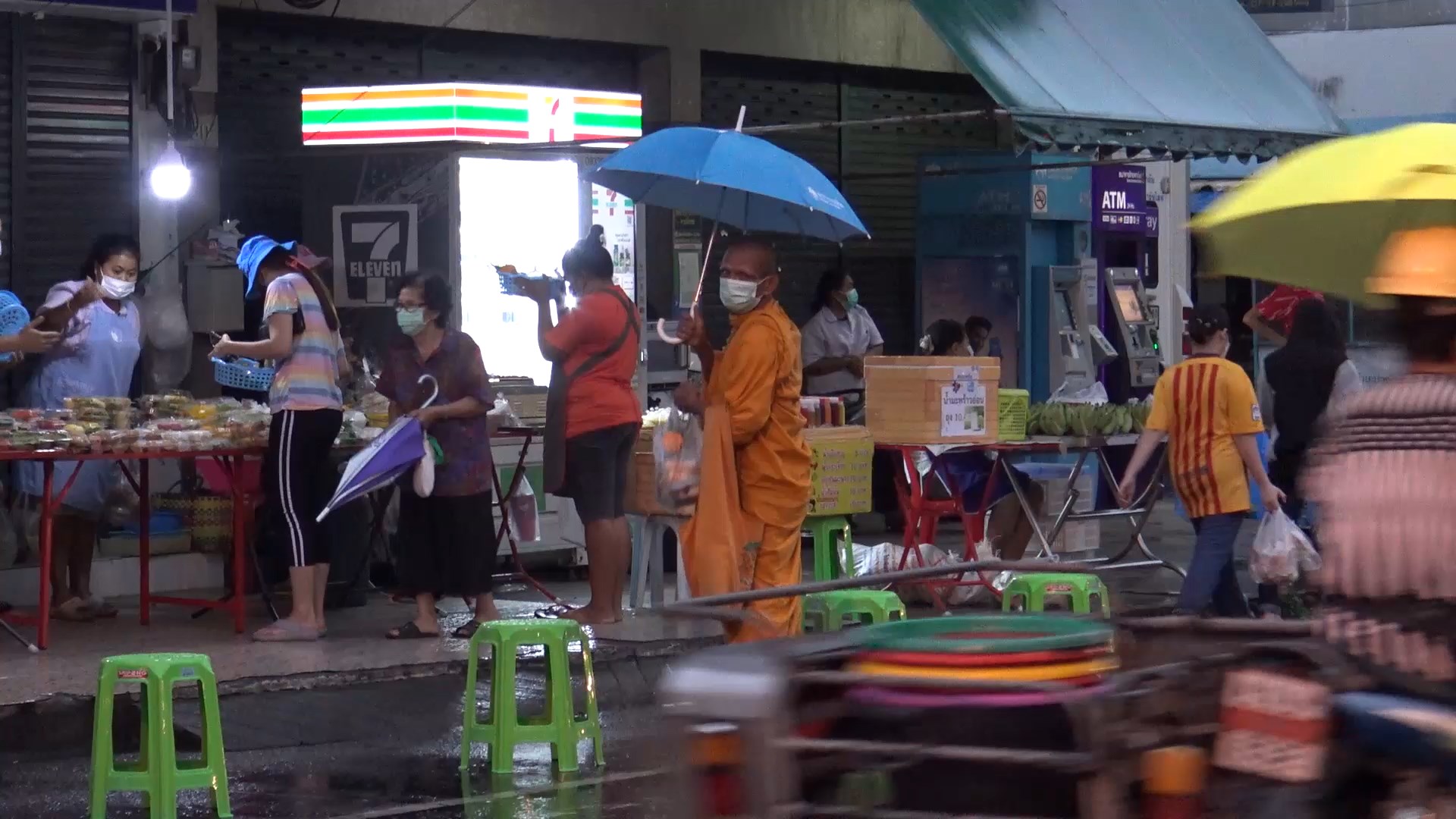 ฝนตกต่อเนื่องในหลายพื้นที่ของ จ.สงขลา ทำให้พระภิกษุสงฆ์ต้องเดินกางร่มออกรับบิณฑบาตจากประชาชน
