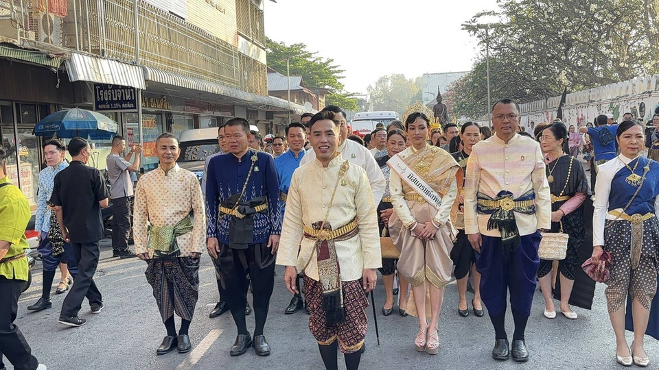 ชาวลพบุรี กว่า 3,000 คน แต่งไทยทั้งเมือง เดินรณรงค์เทิดพระเกียรติ ในงานแผ่นดินสมเด็จพระนารายณ์ฯ ครั้งที่ 38
