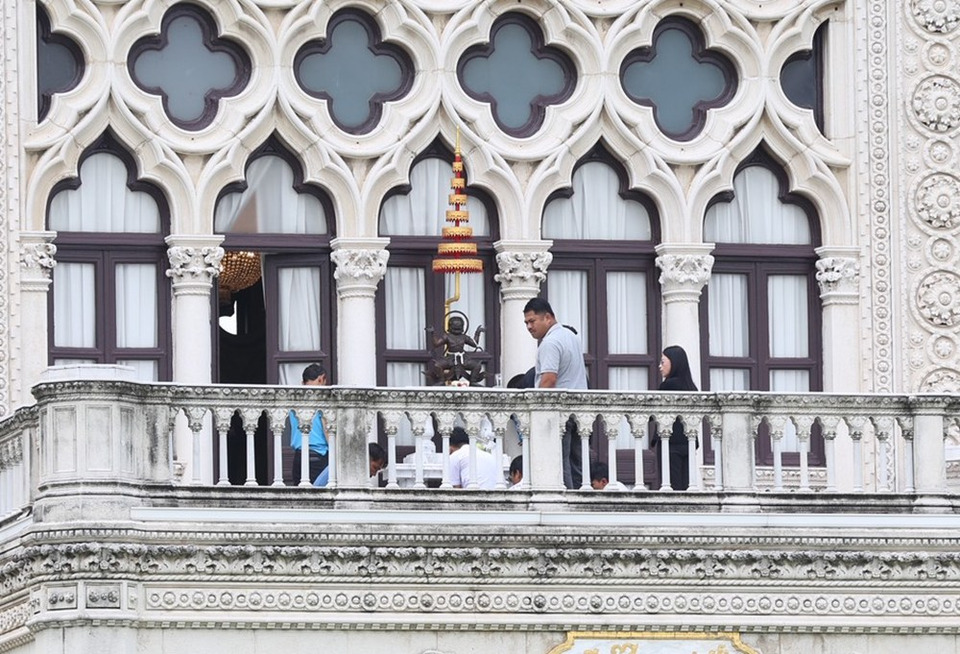 “นายกฯ” เปลี่ยนฉัตรทองร่องแดง 7 ชั้น “องค์นรสิงห์” บนตึกไทยคู่ฟ้า เพื่อความเป็นสิริมงคล 