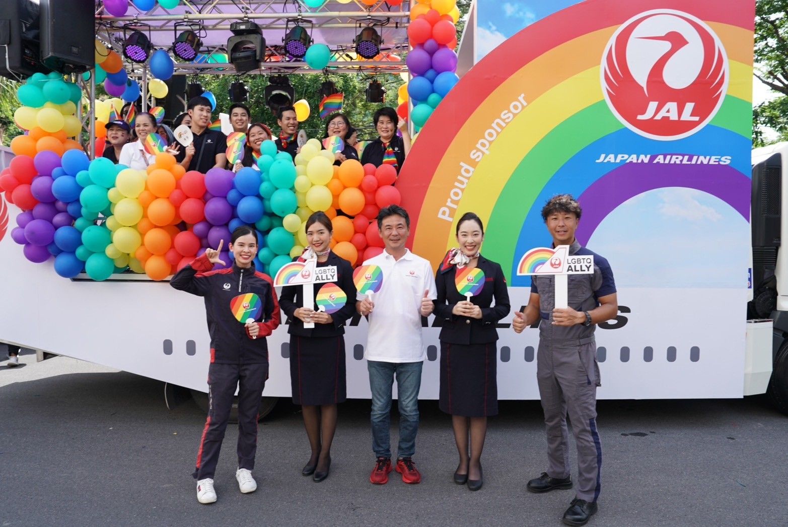 เจแปนแอร์ไลน์ ร่วมแสดงพลังแห่งความเท่าเทียมทางเพศในไทย ยกขบวนพาเหรดสร้างสีสันถนนสีรุ้งในงาน LOVE PRIDE PARADE 2024