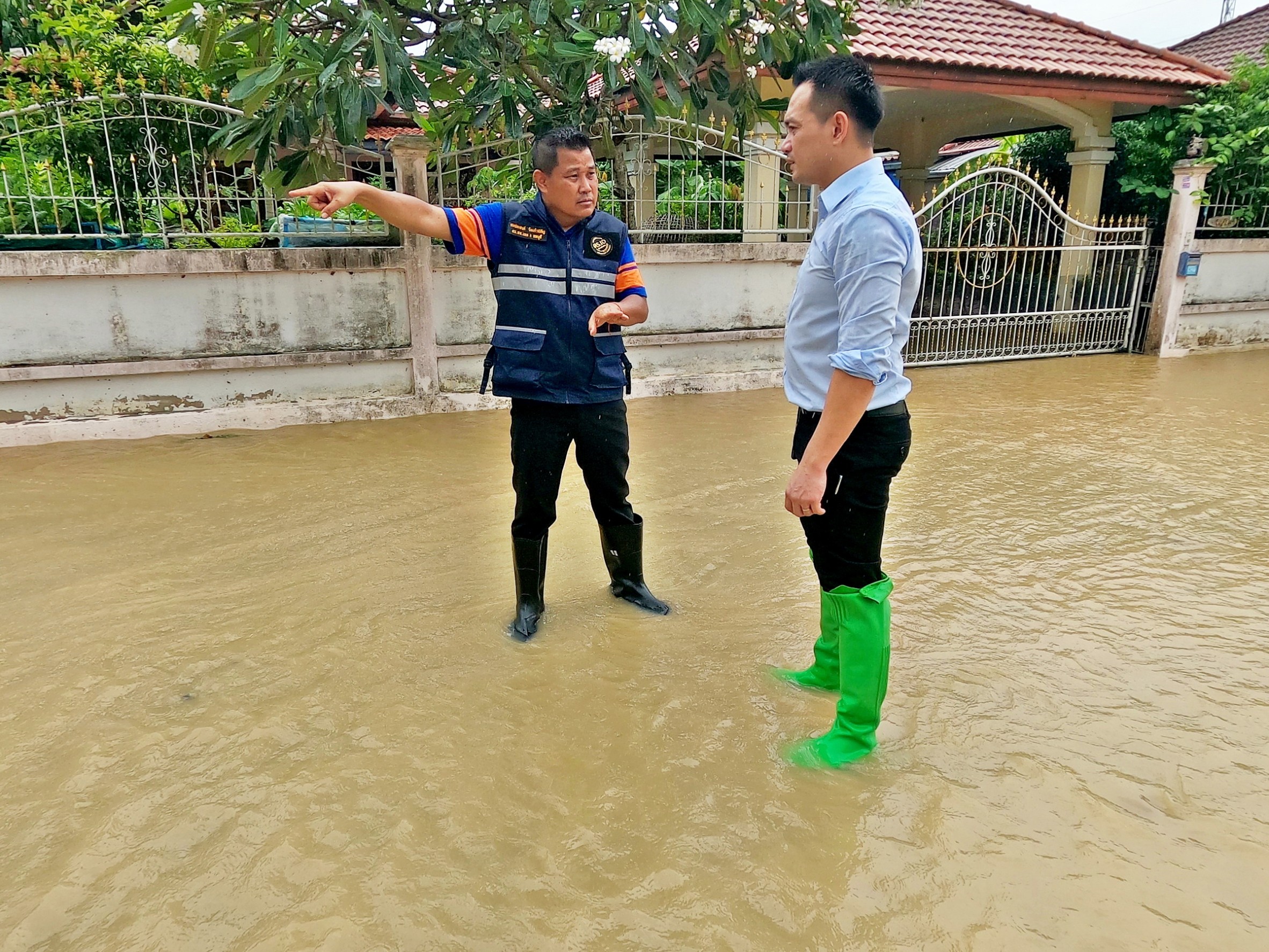 ผู้แทนสัตหีบลุยฝนดูความเดือดร้อนชาวบ้านหลังพายุฝนกระหน่ำ