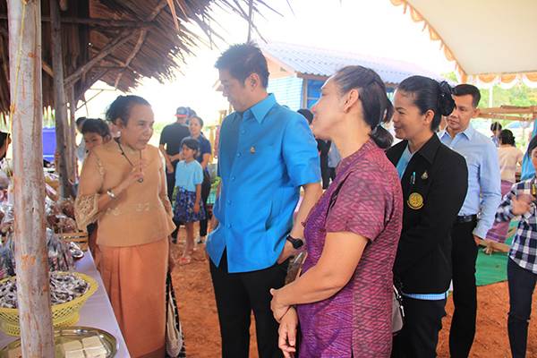 วิสาหกิจผ้าทอนาหมื่นศรี ตรัง ผนึก ธกส. พัฒนาตลาดออนไลน์ จัดโปรโมชั่นส่งความสุขปีใหม่ ผุดไอเดียนำผ้าทอรังสรรค์เป็นงาน “คราฟท์” 