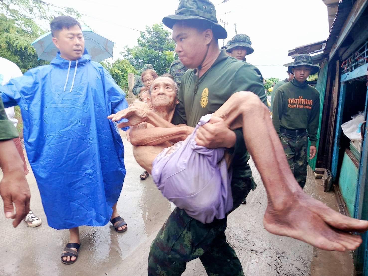 ทหารช่วยเคลื่อนย้ายผู้ป่วยติดเตียง-ผู้ประสบภัยน้ำท่วม จ.สิงห์บุรี