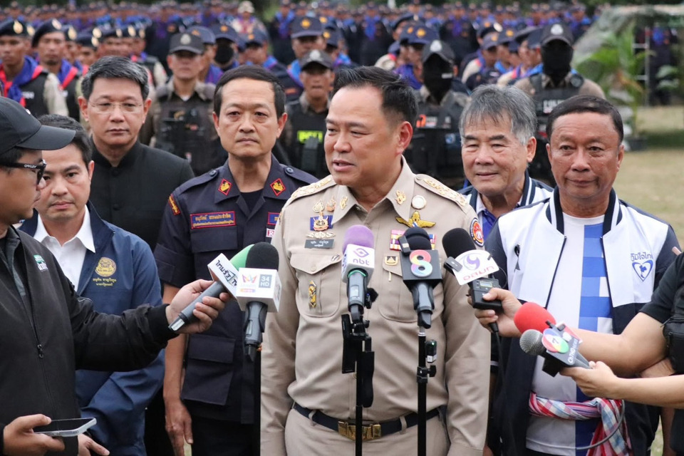 ผวจ.ศรีสะเกษ ต้อนรับนายกฯ มอบแผน “พิทักษ์พื้นที่ส่วนหลัง” ให้ ชรบ.ชายแดน