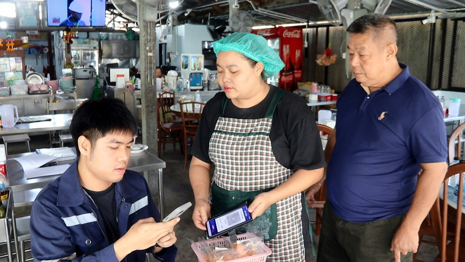 เริ่มแล้ว! “คนละครึ่งพลัส” วันแรกคึกคัก ชาวพัทยาแห่ใช้สิทธิ์แต่เช้า ร้านค้าติดป้ายประชาสัมพันธ์ทั่วเมือง