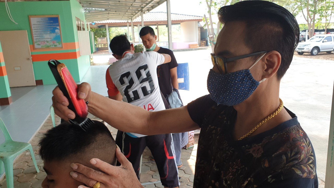 สำนักงานคุมประพฤติประจวบฯจัดกิจกรรมพัฒนาทำความสะอาด -ตัดผมนักเรียนโรงเรียนวังมะเดื่อ