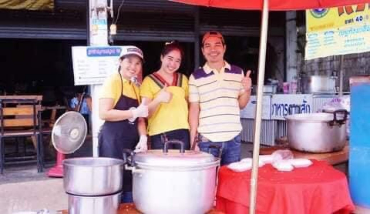 วันนี้กินฟรี ทำดีเพื่อพ่อหลวงปี 4.ร้านอาหารตามสั่งชื่อดัง “เจ๊มี่” อ.บ้านผือ จ.อุดรธานี เปิดให้กินฟรี เพื่อถวายเป็นพระราชกุศล แด่ในหลวงรัชกาลที่ 9