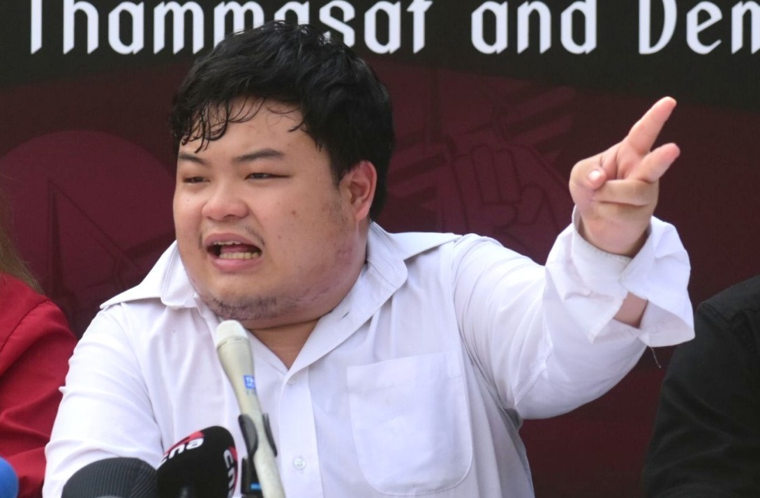 'เพนกวิน'โวยตำรวจเอาหมายศาลยึดป้ายผ้าข้อความปฏิรูปสถาบันกษัตริย์ ดื้อชวนม็อบทำอีกแบบเบิ้มๆ