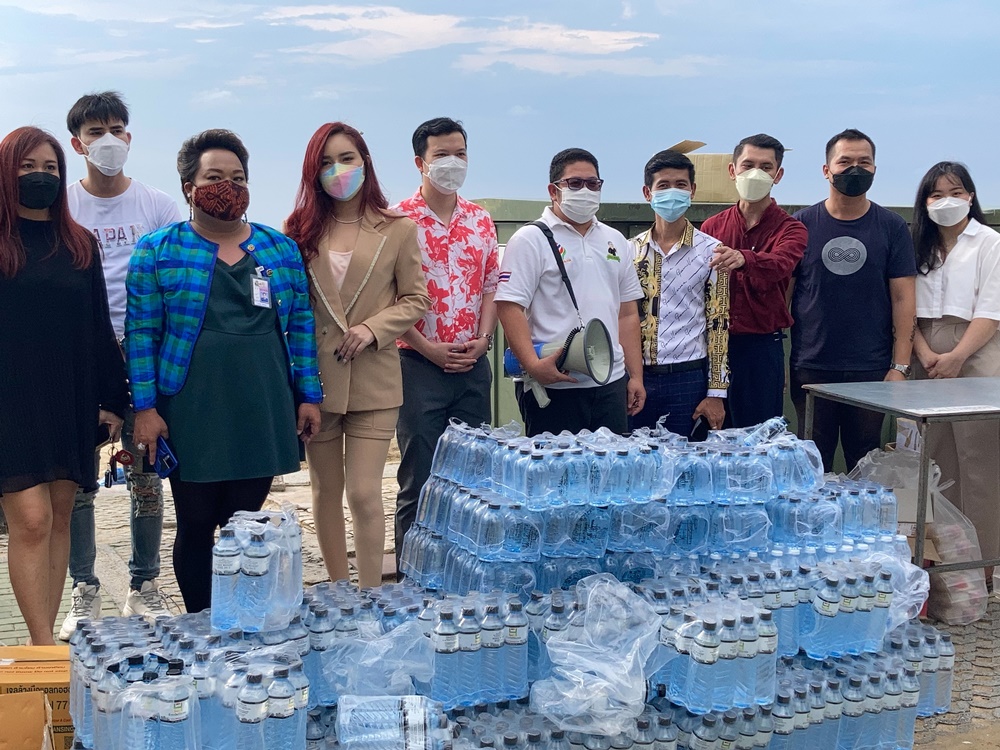 สส.กวินนาถ พร้อมพันธมิตรกลุ่มเพื่อนคนใจดี ลงพื้นที่ชายหาดพัทยาแจกจ่ายสิ่งของให้ ปชช.ได้รับผลกระทบโควิด