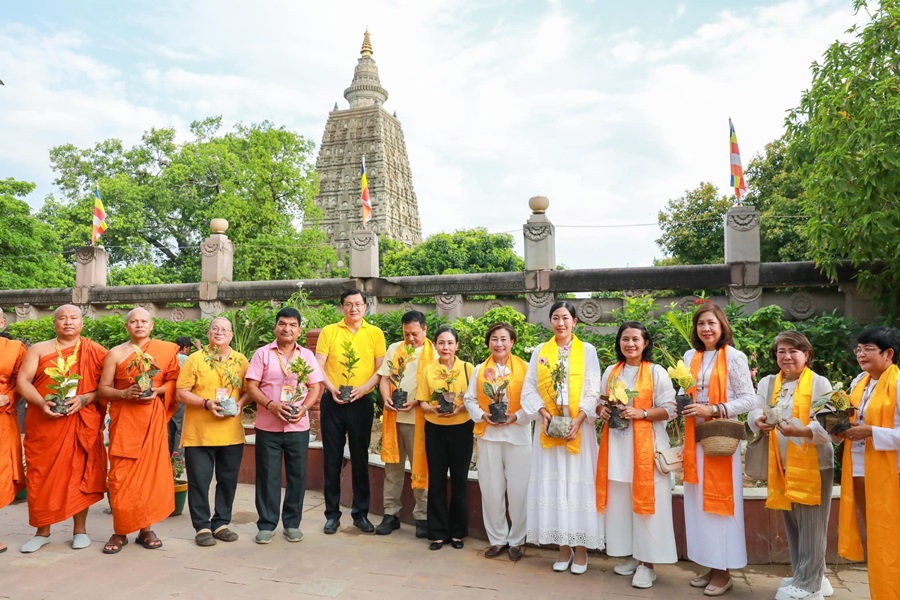 ปลัดวธ.ร่วมจิตอาสาปลูกต้นไม้พระมหาเจดีย์พุทธคยา เฉลิมพระเกียรติ ร.10