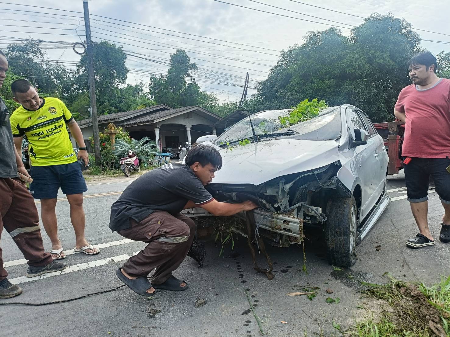 ขี้เมาขโมยรถยนต์เก๋งผู้ช่วยผู้จัดการห้างดังคากุญแจ ขณะส่งของร้านชำ ขับพุ่งชนเสาข้างถนน รถพังยับ หวิดดับ