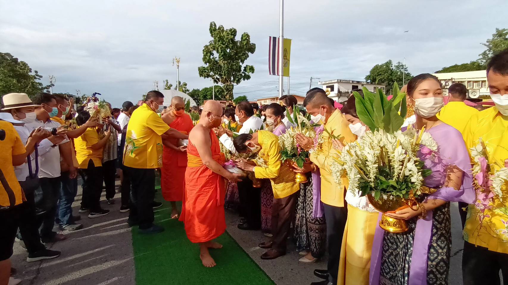 พิธีเปิดงานประเพณีตักบาตรดอกเข้าพรรษาหนึ่งเดียวในโลก จังหวัดสระบุรีสืบทอดประเพณีล้ำค่าหนึ่งเดียว