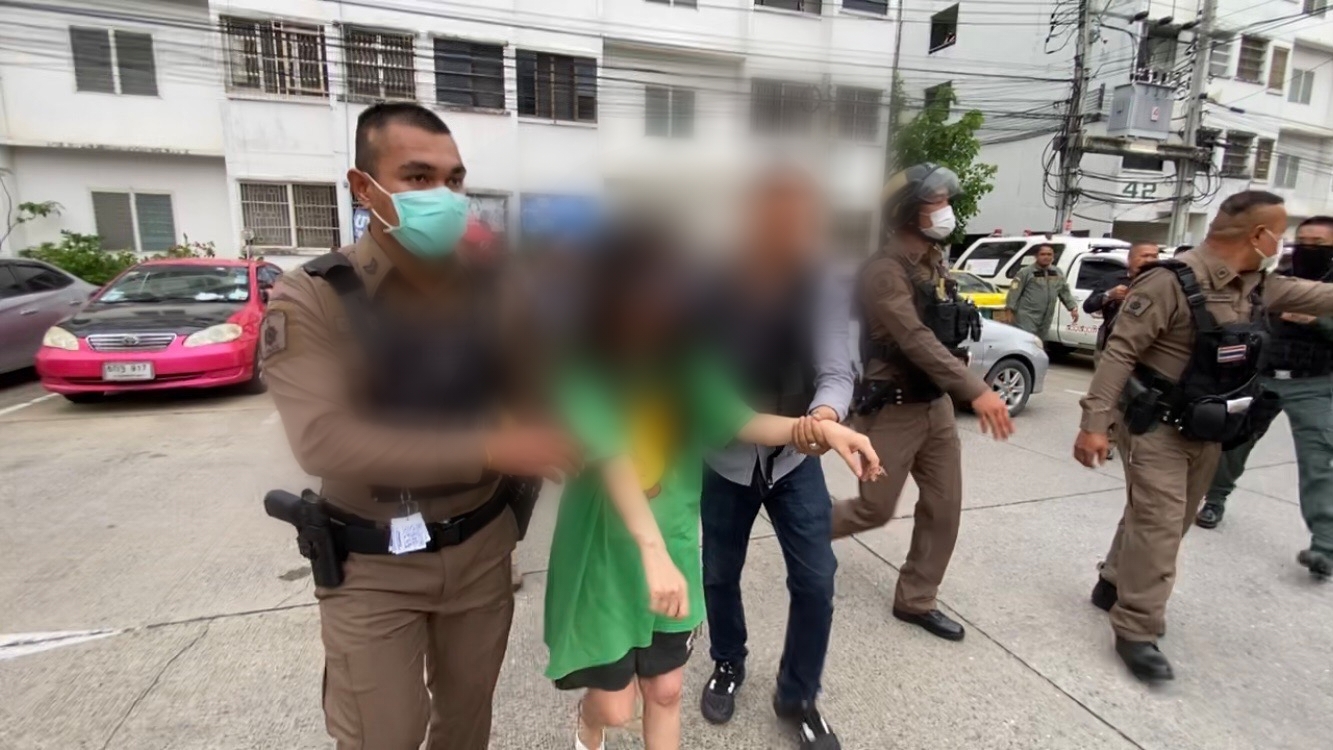 สาวเครียด! คว้าอาวุธปืนกระหน่ำยิงเพื่อนบ้านดับคาที่​ สาเหตุถูกเตะประตูห้อง